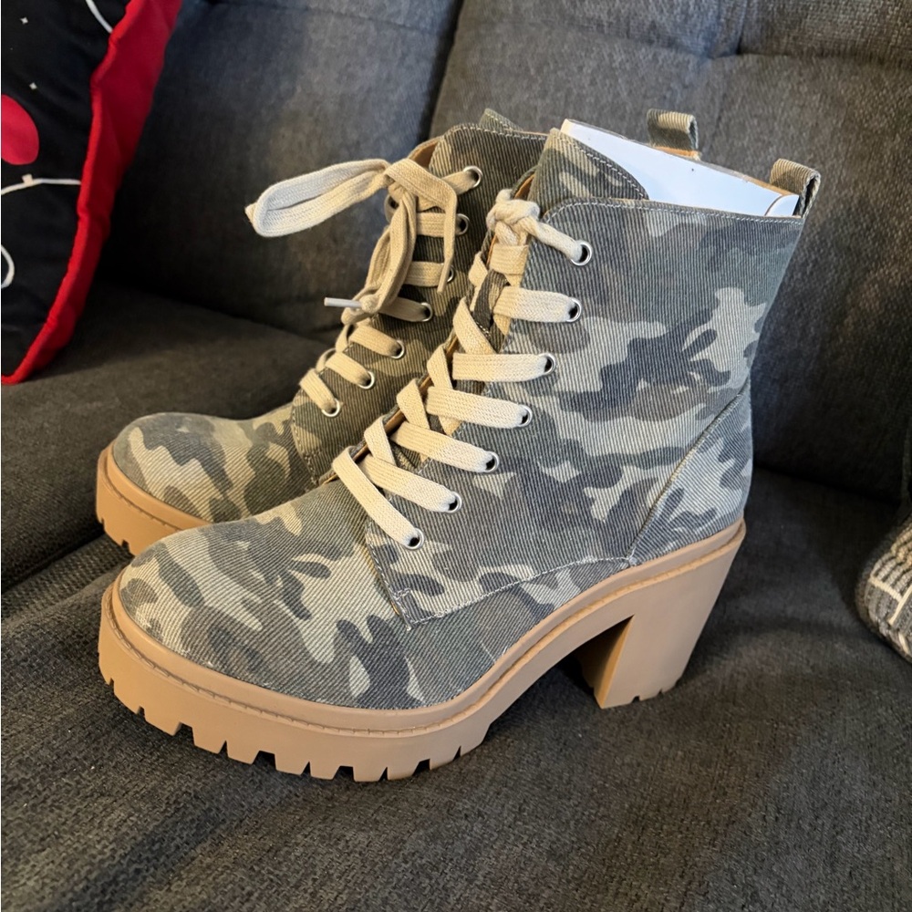 Torrid Camouflage Lace-Up Ankle Boots SZ 8